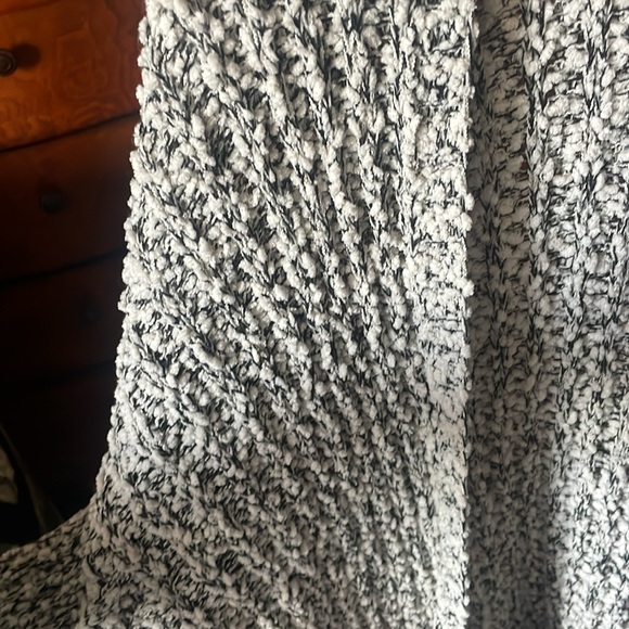 Popcorn long cardigan!🖤🤍 - Picture 3 of 4